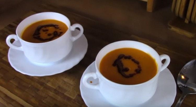 Когато сервирате, украсете кремовата супа от леща със сос на основата на червен пипер и мента.