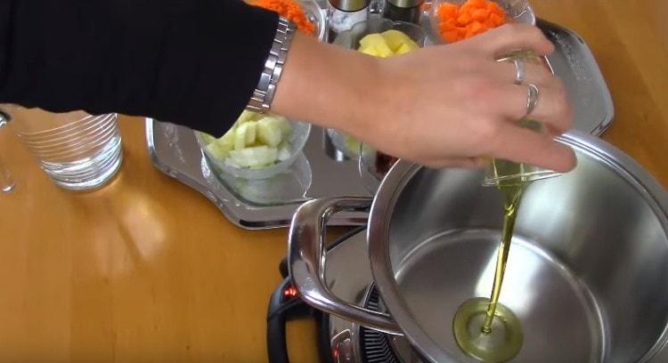Nalijte olivový olej do pánve se silným dnem.