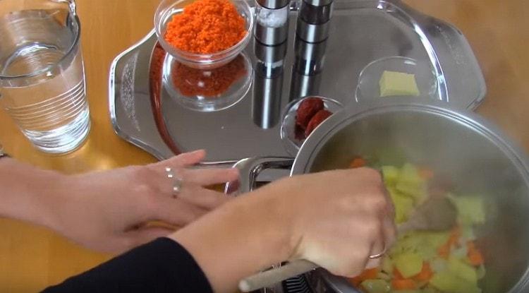 сложете произволно нарязан лук, моркови и картофи в тенджера.