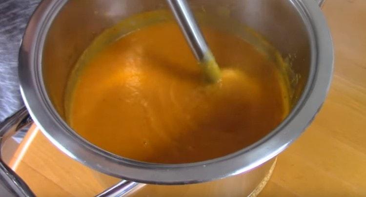 Смелете готовата супа с ръчен блендер.