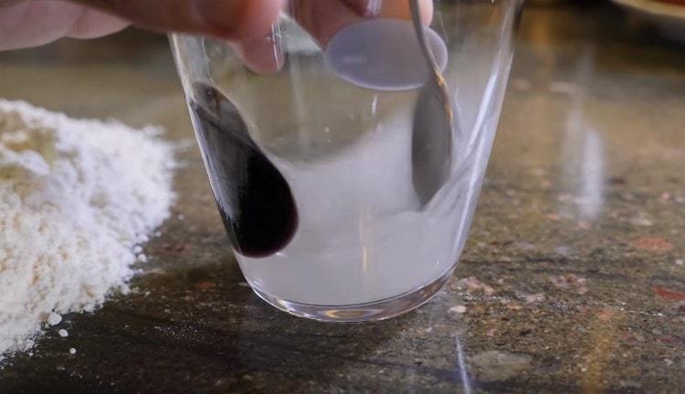 Salz in Wasser auflösen.
