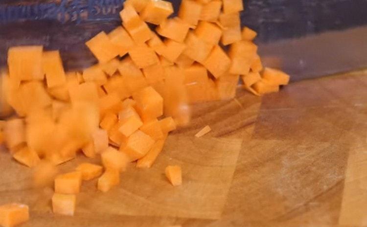 Taglia le carote a dadini.