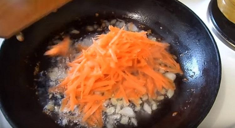 Προσθέστε τα καρότα στο κρεμμύδι.