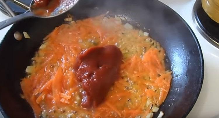 Добавете доматеното пюре към печенето.