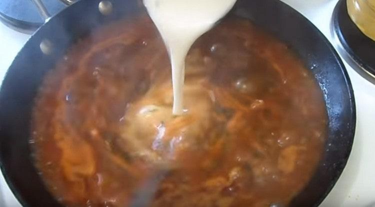 След това добавяме брашното, разредено във вода в соса.