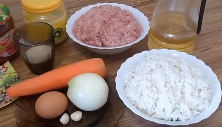 Předem vařte rýži, nakrájenou cibuli a česnek.