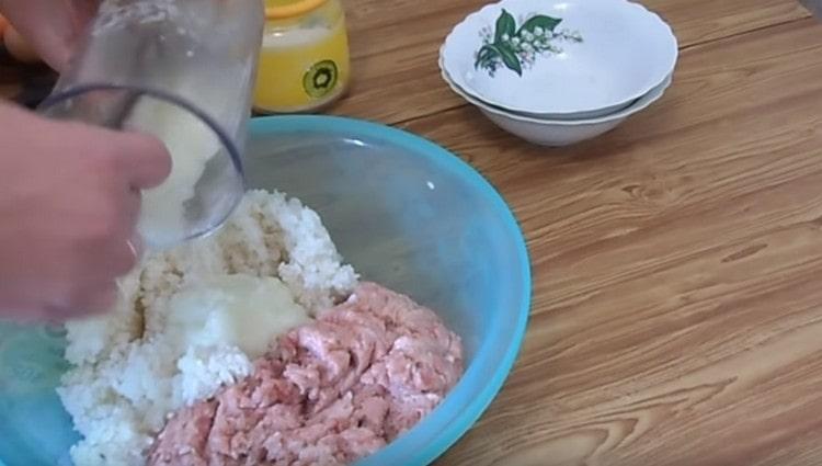 Aggiungiamo riso alla carne macinata e cipolle tritate con aglio.