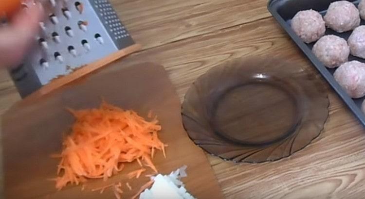 Настържете морковите, смилайте лука.