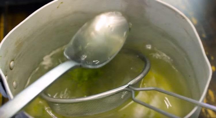 Προσθέτουμε επίσης 2 κουταλιές της σούπας νερό, στην οποία το μπρόκολο μαγειρεύτηκε.