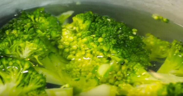 dát brokolici do vroucí vody a vařit.