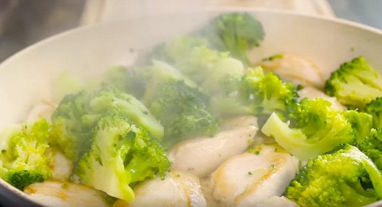Vegyünk brokkolit a serpenyőből, és adjuk át a serpenyőbe a csirkéhez.