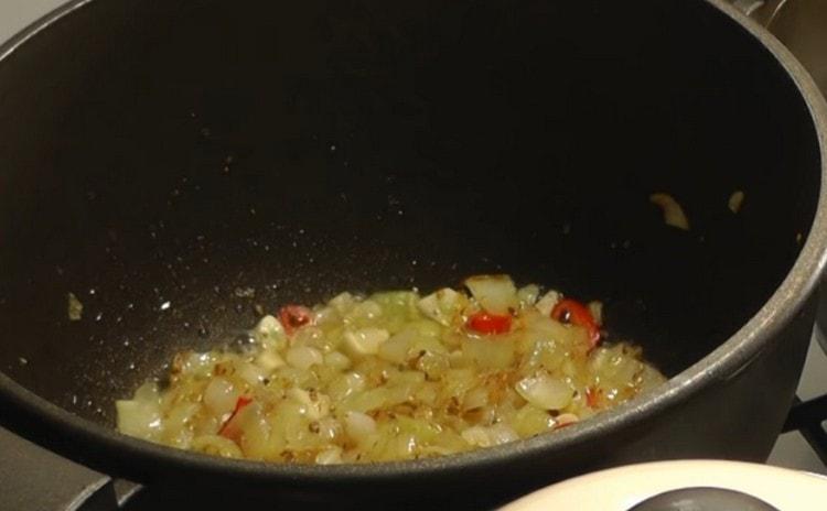 Rozetříme česnek na cibuli s pepřem.