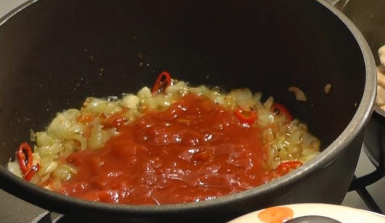 Fügen Sie Tomaten der Zwiebel in unserem eigenen Saft hinzu.