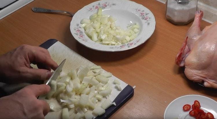 يقطع البصل.