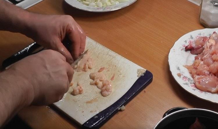 Nakrájejte kuřecí tuk na malé kousky.