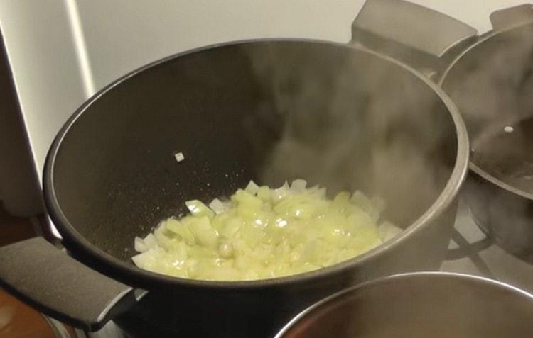 Smažte cibuli v rostlinném oleji v kotli, dokud nezměkne.