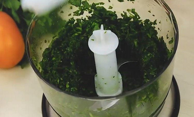 Gemahlener gewaschener Spinat in einem Mixer.