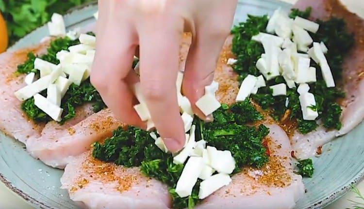 Rozetřete nakrájený špenát a sýr feta na kuřecí řízek.