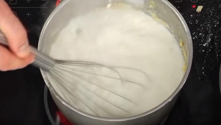 Προσθέστε το γάλα σε αλεύρι και βούτυρο.