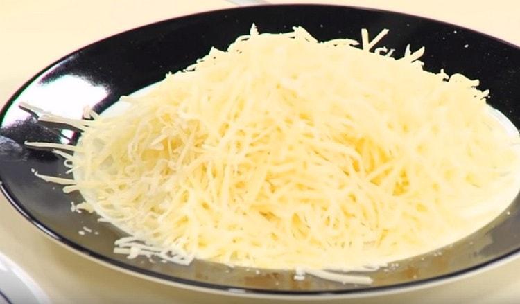 Τρίψτε το τυρί παρμεζάνα.