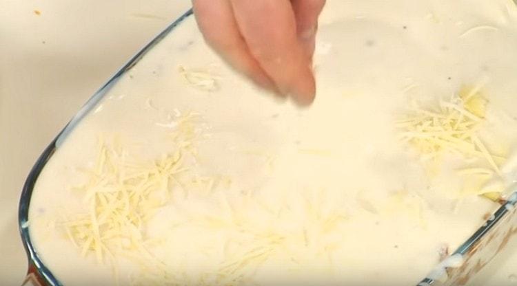 Strati alternati, l'ultimo dovrebbe essere un foglio di pasta. besciamella e formaggio.