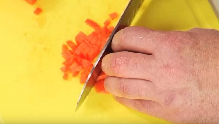 Leikkaa porkkanat pieniksi kuutioiksi.