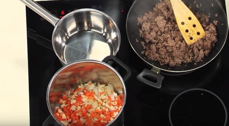 Βάλτε τα λαχανικά σε ένα stewpan για να μαγειρευτείτε.