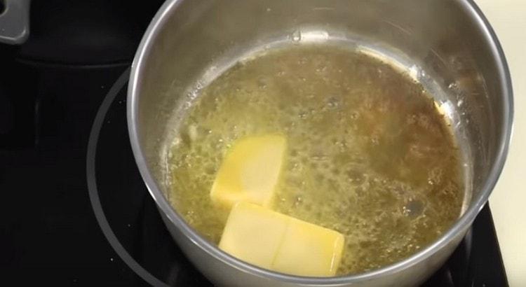 V jiném hrnci rozprostřete máslo.