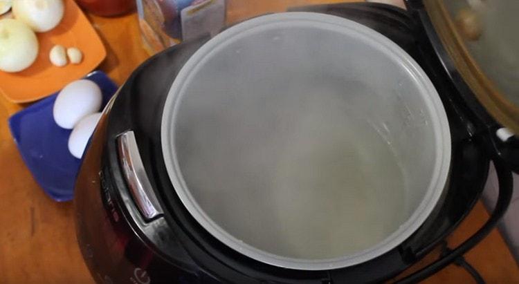 نسلق الماء في طباخ بطيء.