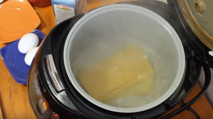 Wir legen Lasagnebleche in kochendes Wasser und schweißen.