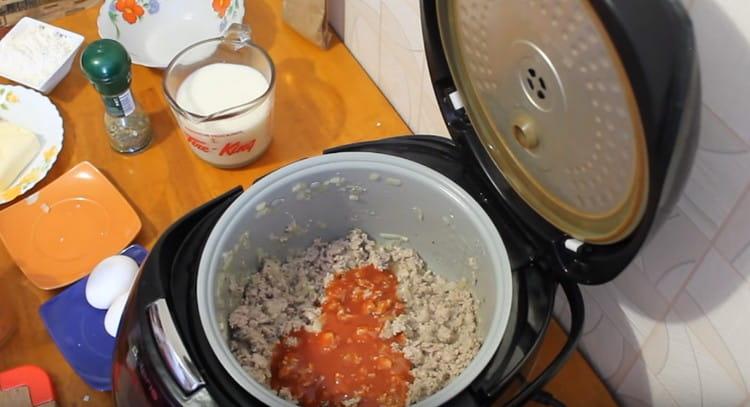 Toliau įpilkite vandenyje praskiestos pomidorų pastos.