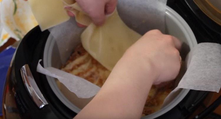 Střídáme vrstvy misky a sbíráme vícevrstvé lasagne.