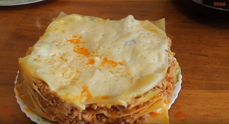 Készen áll az étvágygerjesztő lasagna a multicookerben.