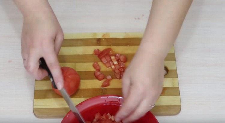 Нарязваме ситно обелените домати.