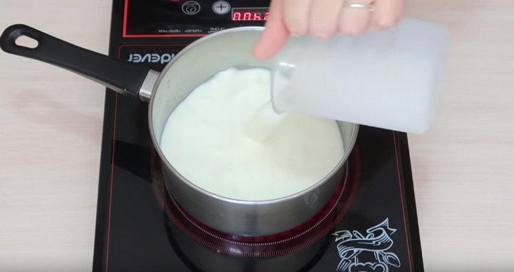 Βάζουμε μια κατσαρόλα για να ζεσταθεί το γάλα στη σόμπα.