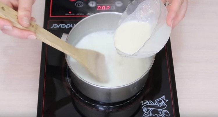A lisztkeveréket bevisszük a tejbe, amikor az forrni kezd.