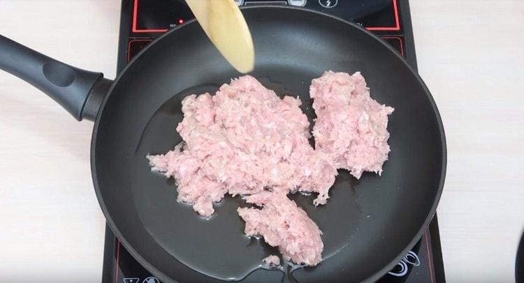 Rozložte mleté ​​maso na pánvi.
