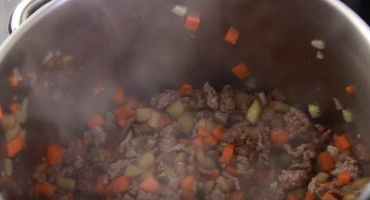 Quindi, aggiungi la carne tritata allo stufato.