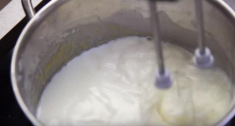 يُضاف الحليب ويُخلط الصلصة مع الخفق أو الخلاط.