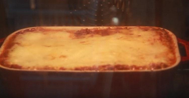 Wir schicken unsere Lasagne zum Backen in den Ofen.