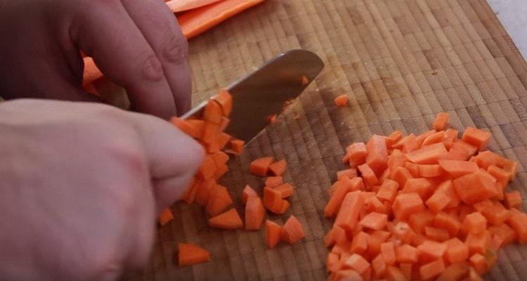 Нарежете моркова на малко кубче.