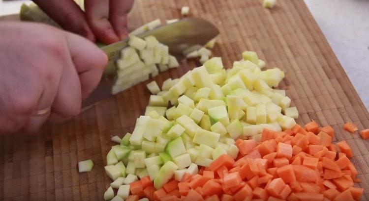 Geschälte Zucchini in Würfel schneiden.