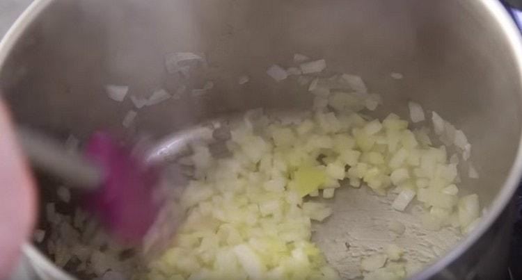 Soffriggiamo le cipolle in uno stufato.