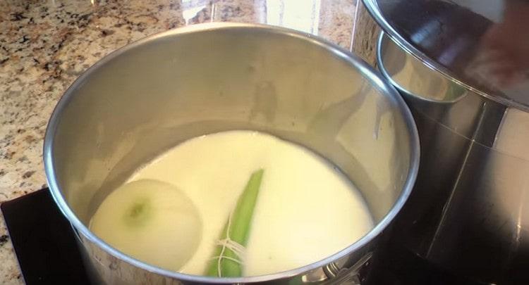 Ние разпределяме билки в млякото, цял лук, така че те да му придадат миризмата си.