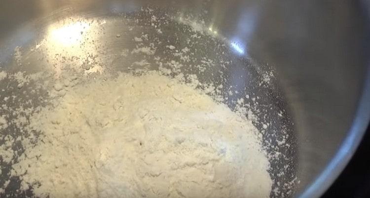 Friggere la farina in una casseruola.