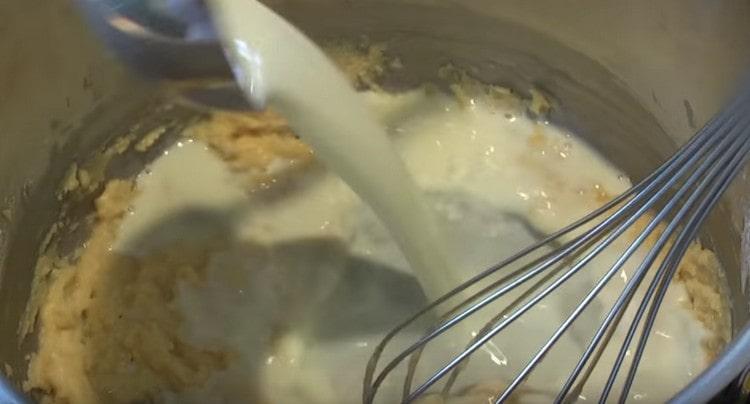 Fügen Sie Milch zum Mehl mit Butter hinzu und bringen Sie die Soße zur Homogenität.