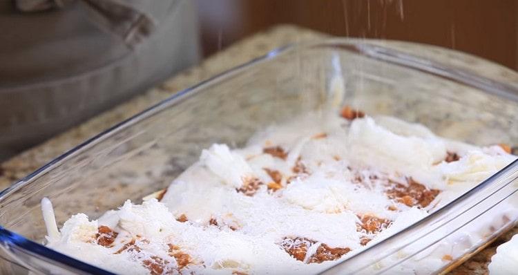 Peitämme lasagnalla bechamel-kastikkeella, levitä mozzarellan paloja, ripottele parmesanilla.