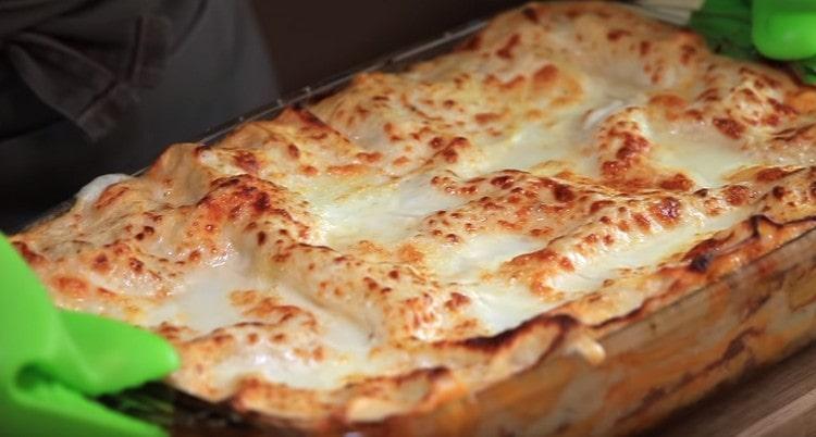 lasagna na lutong may bechamel sauce ayon sa klasikong resipe, ito ay sobrang masarap.