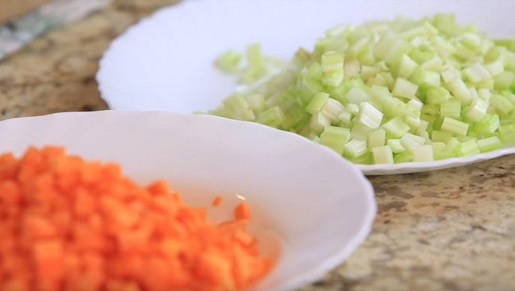Jemně nasekejte celer.