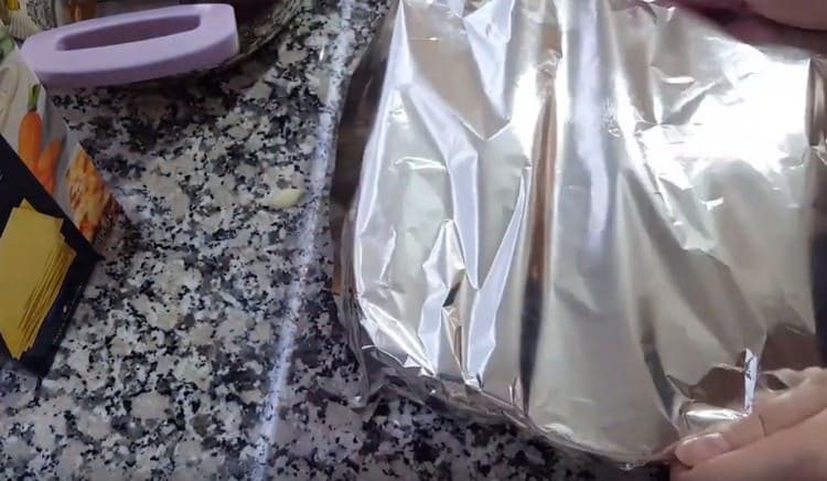 Καλύψτε τη φόρμα με φύλλο αλουμινίου και βάλτε το στο φούρνο.